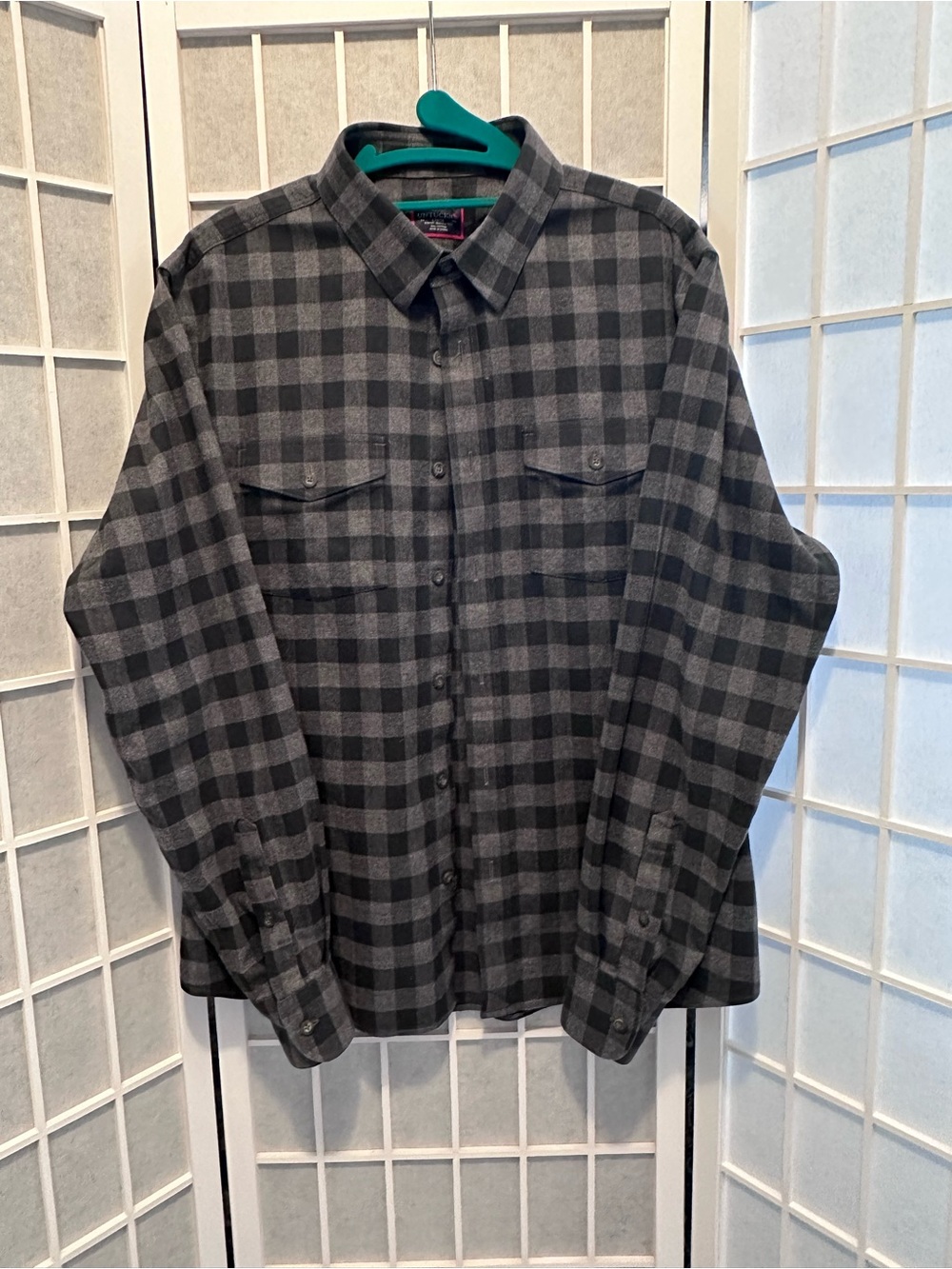 INTUCKit Vigouroux Men’s Large Gray and Black Flannel Shirt